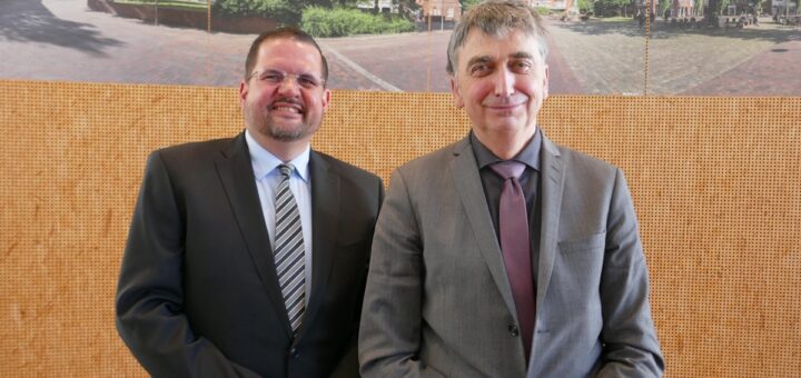 Feierlicher Amtsleiterwechsel im Rathaus der Stadt: Neuer Leiter des Finanzamtes Osterholz-Scharmbeck ist Regierungsdirektor Timo Groth (links), er löst seinen Vorgänger, Regierungsdirektor Frank Hofmann ab, der zum Finanzamt Delmenhorst wechselt. Foto: Fricke