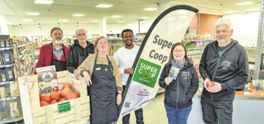 Klaus-Peter Land (v. r.) und Claire Klindt sind im Vorstand des genossenschaftlich organisierten SuperCoop Bremen. Jedes Mitglied bringt sich mit einem Arbeitsdienst pro Monat ein. Foto: Schlie