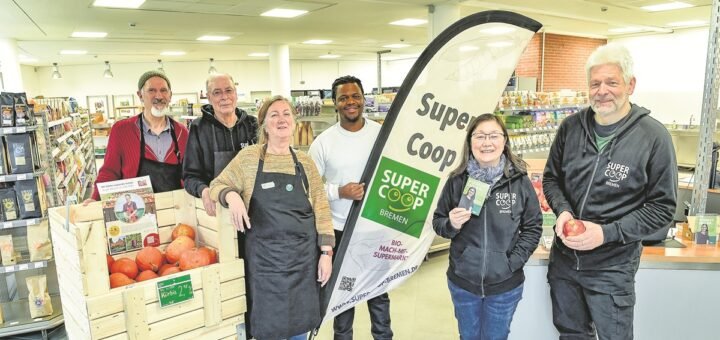 Klaus-Peter Land (v. r.) und Claire Klindt sind im Vorstand des genossenschaftlich organisierten SuperCoop Bremen. Jedes Mitglied bringt sich mit einem Arbeitsdienst pro Monat ein. Foto: Schlie