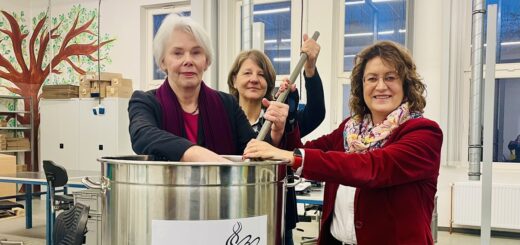 Erika Pape-Post (v.l., Vorsitzende des Vereins Bremer Suppenengel), Sabine Kohler (Geschäftsführerin Martinshof Bremen) und die Schirmherrin der Suppenengel, Antje Grotheer, im noch nicht umgebauten neuen und dauerhaften Zuhause des Vereins. Foto: Füller