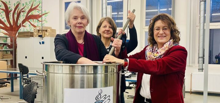 Erika Pape-Post (v.l., Vorsitzende des Vereins Bremer Suppenengel), Sabine Kohler (Geschäftsführerin Martinshof Bremen) und die Schirmherrin der Suppenengel, Antje Grotheer, im noch nicht umgebauten neuen und dauerhaften Zuhause des Vereins. Foto: Füller