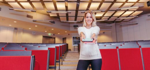 Neben den Hochschulen spielen spezialisierte Förderstrukturen eine zentrale Rolle für Studierende mit Ideen. Bild: https://www.freepik.com/free-photo/student-girl-with-books-university-amphitheater_1403298.htm