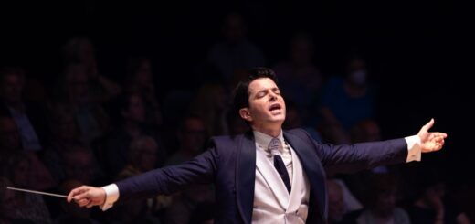 Seit 2022 ist Mariano Chiacchiarini Universitätsmusikdirektor an der Universität Bremen. Jedes Semester dirigiert er die Abschlusskonzerte und brachte das Ensemble zu einem Gastbesuch an die renommierte Sorbonne Université in Paris. Foto: Matej Meza