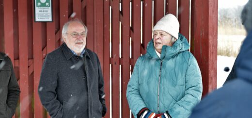 Annemarie Werner (r.) hatte die Idee für Rettungspunkte. Der Verein „Park links der Weser“ (links: 1. Vorsitzender Heinrich Welke), der Beirat Huchting und die Feuerwehr Bremen setzten das Projekt gemeinsam um. Fotos: Schlie