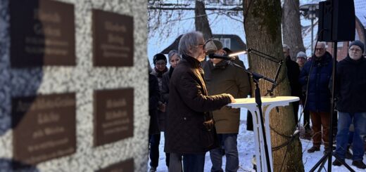 Burckhard Rehage, Sprecher der AG „Aufarbeitung der NS-Zeit in Worpswede“ des Heimat- und Geschichtsvereins, bei der Einweihung der Granitstele auf dem Gelände des Worspweder Rathauses. Foto: Utke