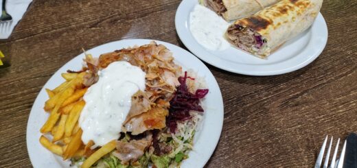 Döner: Auf dem Teller und im Rollo. Foto: Bettina Meister