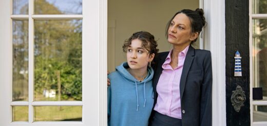 Catrin Striebeck als Gabriele (r.) und Mathilda Smidt als Bettina im Tatort von Radio Bremen. Schauspielerin Striebeck hat am Max-Reinhardt-Seminar studiert, am Burgtheater und den Schauspielhäusern in Hamburg sowie Bochum gespielt. Im Kino bereichert sie Filme wie Fatih Akins „Soulkitchen“ oder „Die Unterwerfung“ nach Michel Houellebecq. Foto: Magdalena Stengel/ Radio Bremen