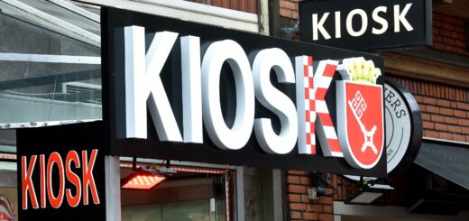 Gleich mit drei Schildern macht ein Kiosk an der Sögestraße auf sich aufmerksam. Kein Wunder, die Konkurrenz für Kioske ist in den vergangenen Jahren stark gestiegen. Foto: Schlie