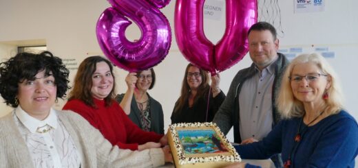 Das 80-jährige Bestehen feiert die Volkshochschule in diesem Jahr. Es feiern: Gabriele Haar, Ihno Schild, Nicole Thieme, Doris Frederik, Elena Retat und Natascha Zupkovic (von links). Foto: Fricke