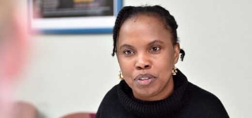 Bintah Bah engagiert sich als Mitbegründerin des Vereins Lundu seit vielen Jahren gegen weibliche Genitalverstümmelung und klärt in Bremen über das tabuisierte auf. Für ihr Engagement wurde sie vom Landesfrauenrat Bremen unter dem Motto „#GemeinsamStark: Frauensolidarität als Antwort auf politische Krisen“ als Bremer Frau des Jahres gewählt. Foto: Schlie