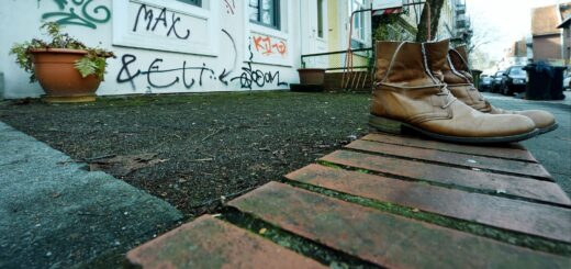 Versiegelte Flächen gibt es in Bremen an vielen Ecken. Der Wettbewerb „abpflastern“ soll Eigentrümer motivieren den Beton aufzubrechen. Foto: Schlie