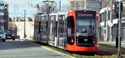 Bisher touchiert die Straßenbahn die Überseestadt lediglich mit der Linie 5. Eine Anbindung über die Überseeinsel westlich des Hansators samt Brücke, lässt weiter auf sich warten. Foto: Schlie