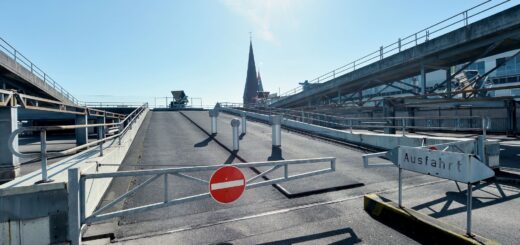Einige Parkflächen des Parkhaus Mitte sind bereits gesperrt. Gegen Ende des Jahres soll es abgerissen werden. Beim Neubau will sich die Brestadt Optionen offen halten. Foto: Schlie