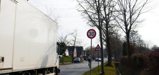 An der Ritterhuder Straße sollen die Tempo-30-Schilder demnächst den Zusatz „werktags von 7 bis 18 Uhr“ erhalten. Außerhalb dieser Zeiten gilt hier dann wieder ein Tempolimit von 50 Kilometern pro Stunde. Foto: Fricke