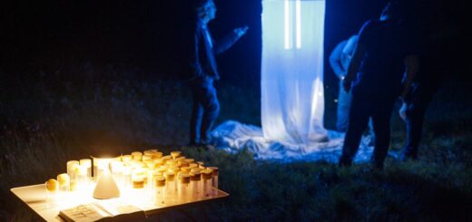 Die Nachtfalter-Exkursion mit Jürgen Röper vom NABU Hambergen ist auch wieder dabei. Hier sieht man den sogenannten „Leuchtturm“, der die Tiere bei Dunkelheit anzieht. Foto: Dirk Godlinski