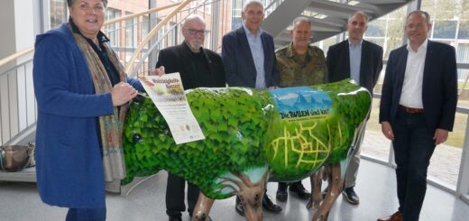 Das nächste Benefizkonzert des Heeresmusikkorps Hannover kündigten die Veranstalter (von links) Kathrin Engelken-von Oehsen, Jürgen Langenbruch, Torsten Rohde, Wilfried Kanter, Marc Lemmel und Jan Mackenberg im Rathaus an. Foto: Fricke