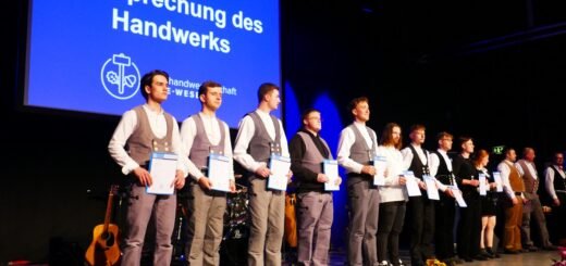 In traditioneller Handwerkerkluft der Zimmerleute, Dachdecker und Maurer empfingen die frisch gebackenen Handwerksgesellen ihre Zeugnisse und Gesellenbriefe. Foto: Fricke