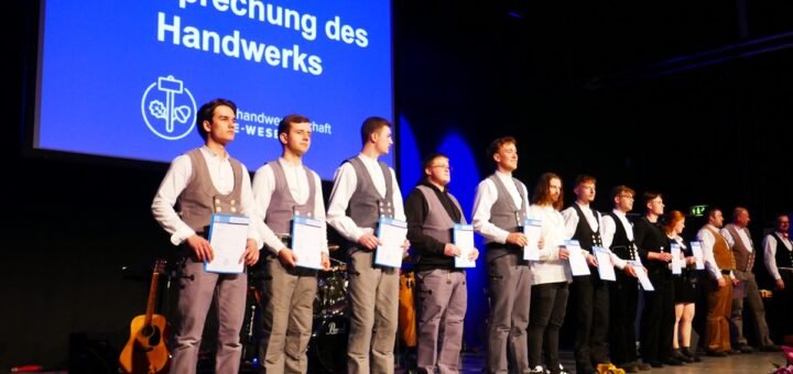 In traditioneller Handwerkerkluft der Zimmerleute, Dachdecker und Maurer empfingen die frisch gebackenen Handwerksgesellen ihre Zeugnisse und Gesellenbriefe. Foto: Fricke